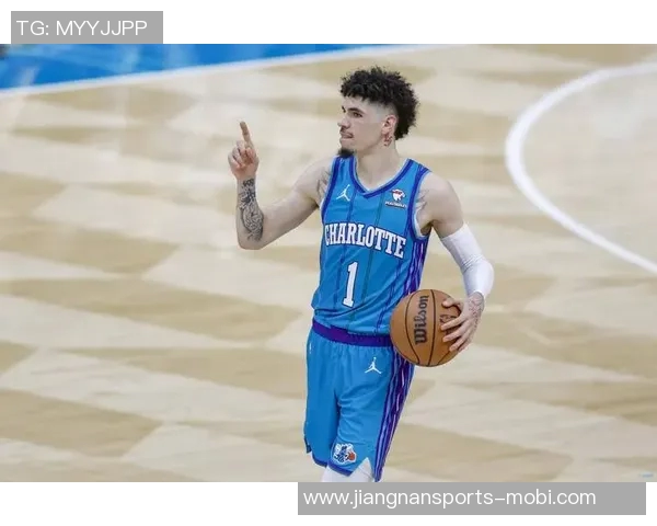 拉梅洛鲍尔第三节三分球精准发力助球队逆转拿下22分表现惊艳